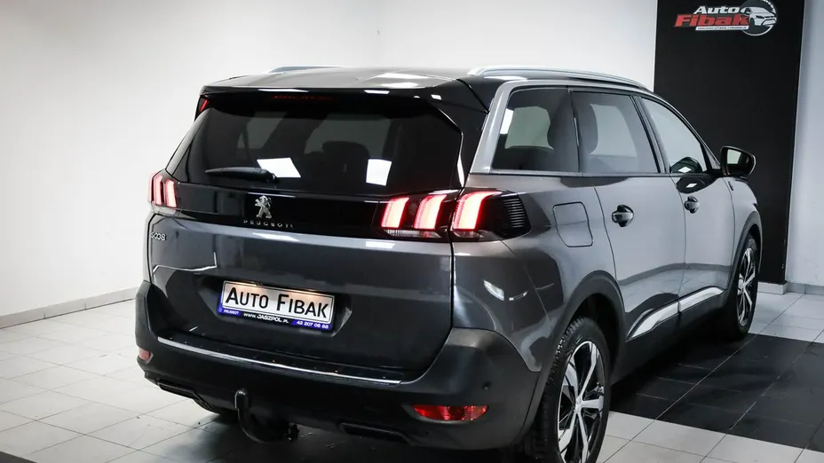 PEUGEOT 5008 -