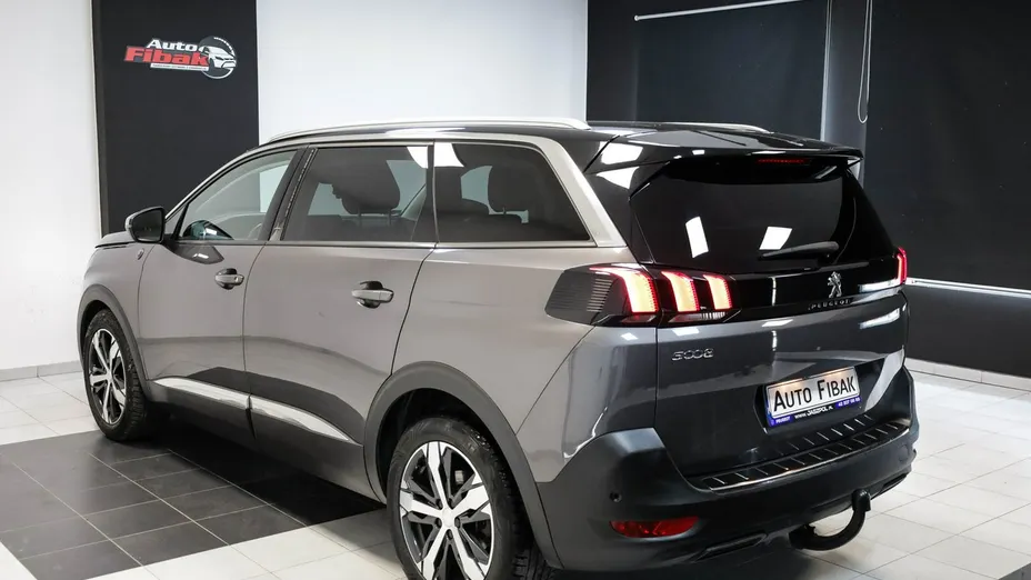 PEUGEOT 5008 -