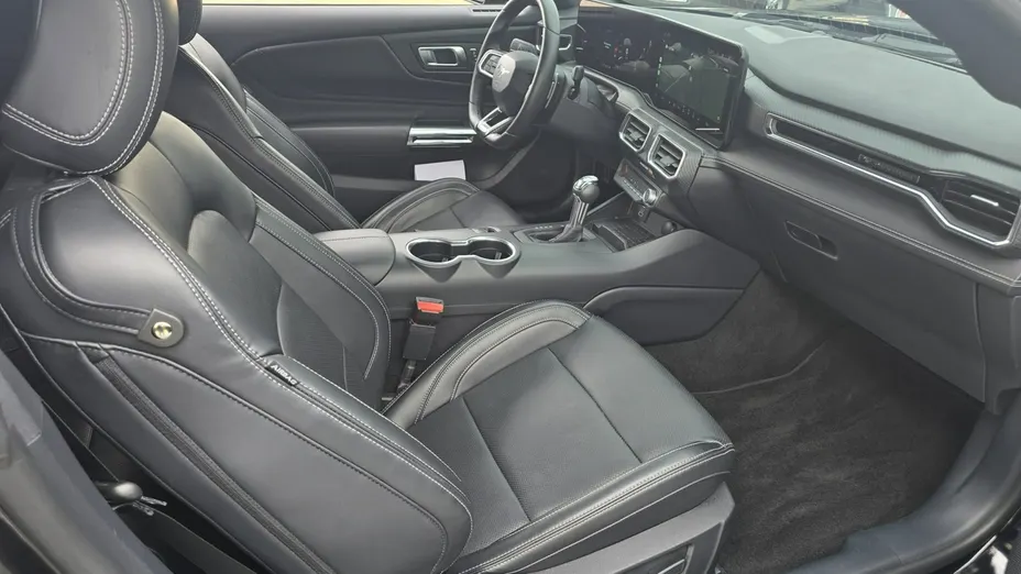 FORD Mustang -