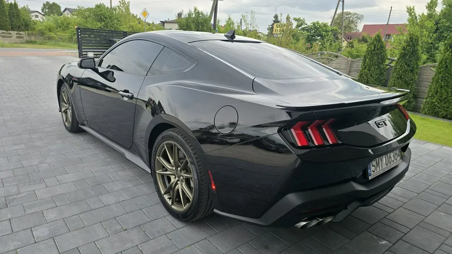 FORD Mustang -