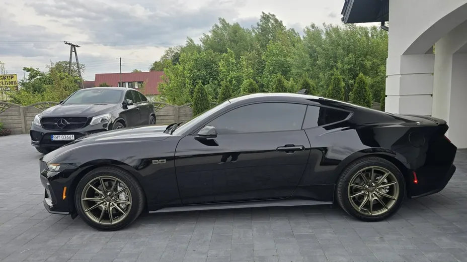 FORD Mustang -