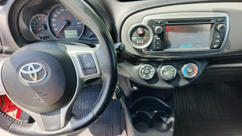 TOYOTA Yaris -