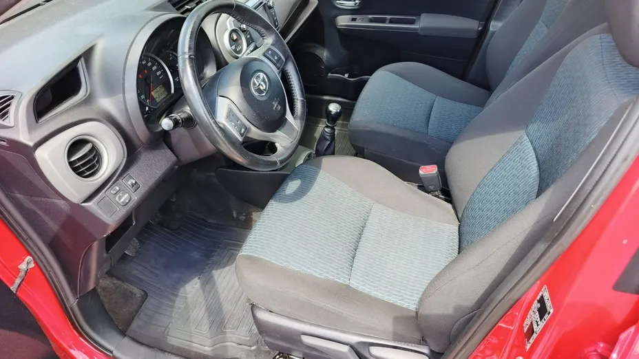 TOYOTA Yaris -