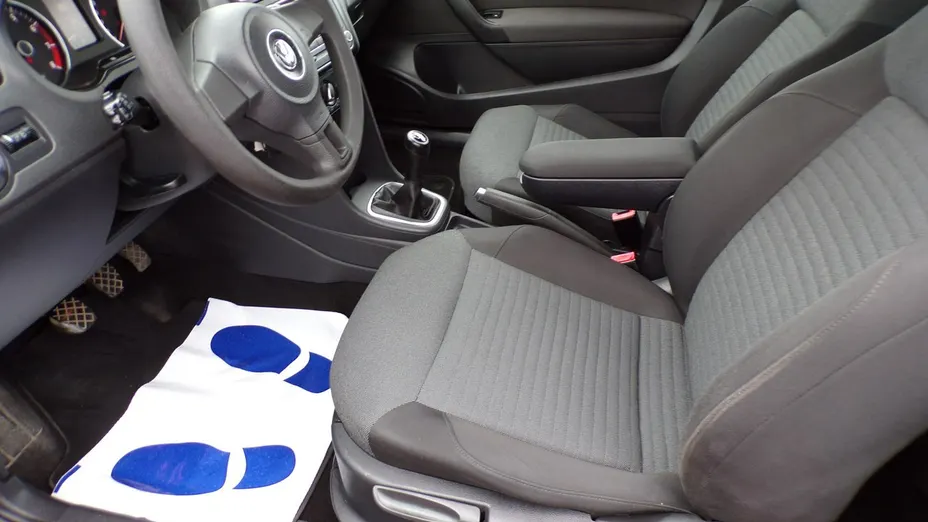 VOLKSWAGEN Polo -