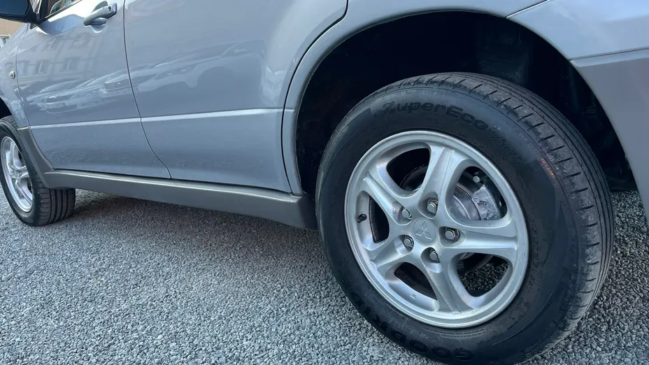 MITSUBISHI Outlander -