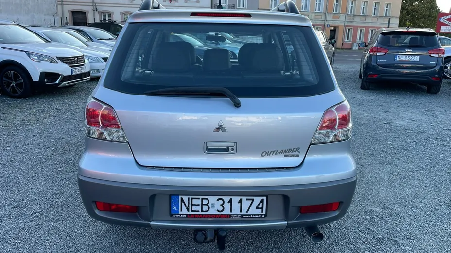 MITSUBISHI Outlander -