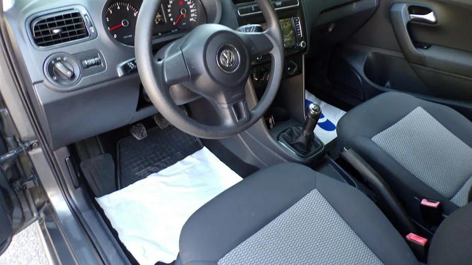 VOLKSWAGEN Polo -