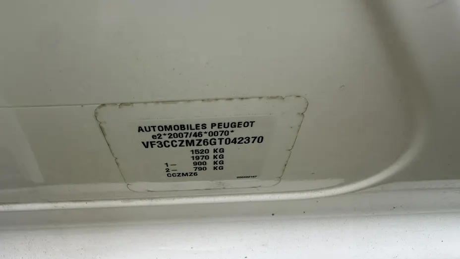 PEUGEOT 208 -