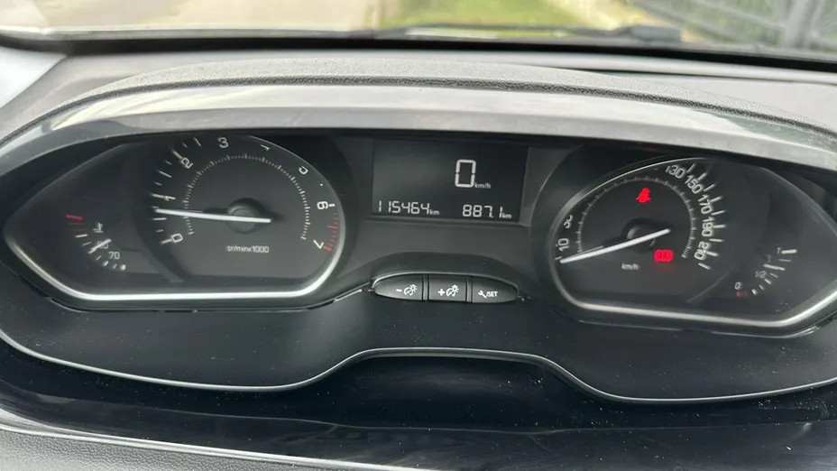PEUGEOT 208 -