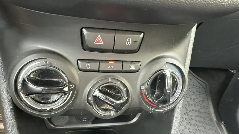 PEUGEOT 208 -