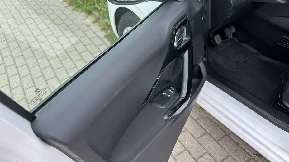PEUGEOT 208 -