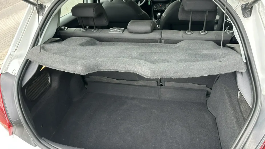 PEUGEOT 208 -