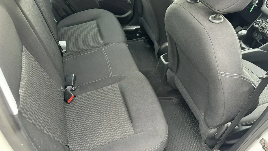 PEUGEOT 208 -