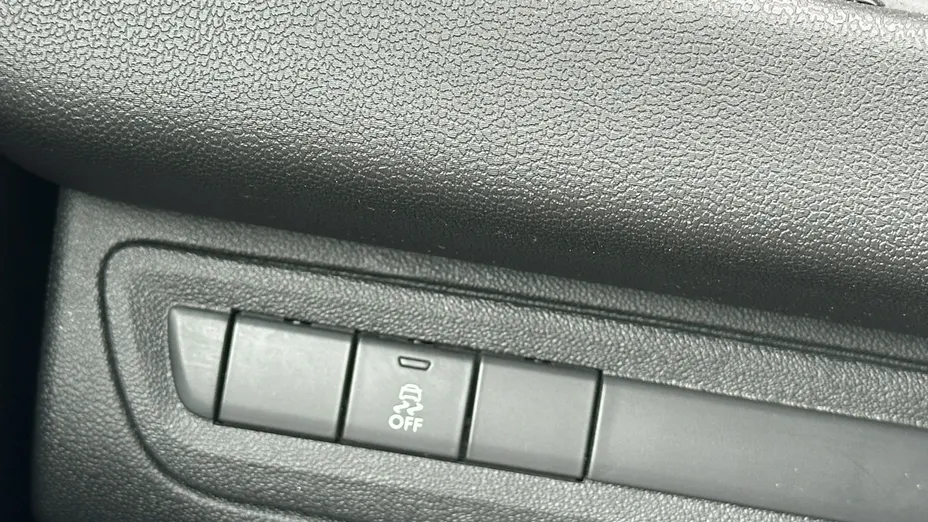 PEUGEOT 208 -