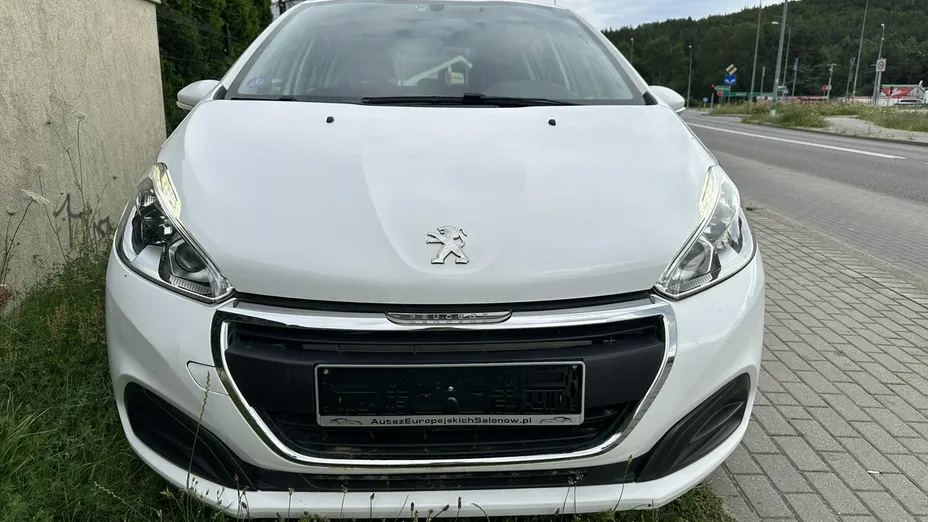 PEUGEOT 208 -