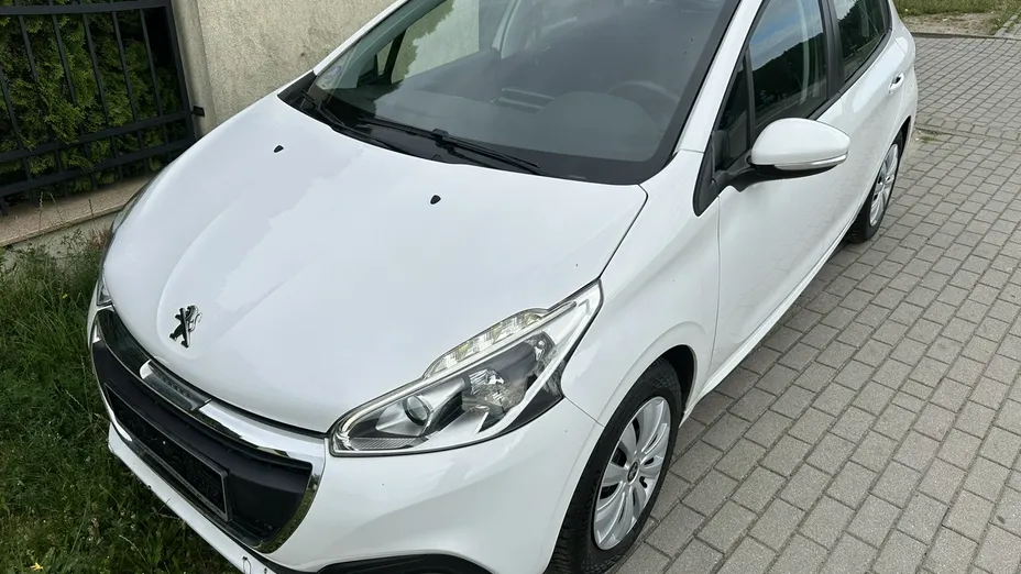 PEUGEOT 208 -