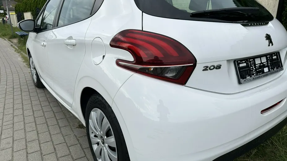 PEUGEOT 208 -