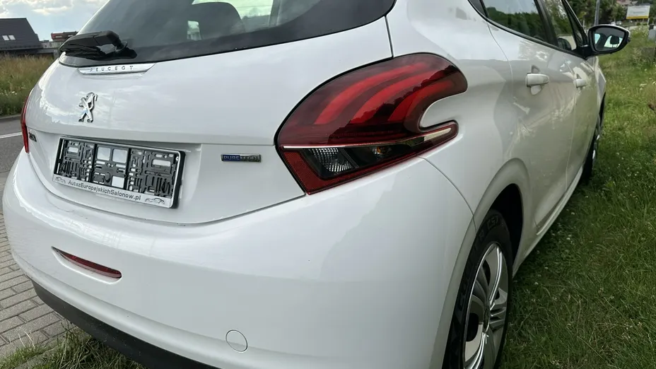 PEUGEOT 208 -