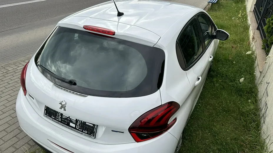 PEUGEOT 208 -