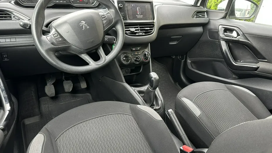 PEUGEOT 208 -