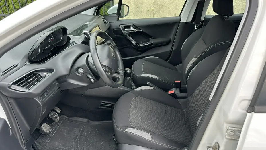 PEUGEOT 208 -