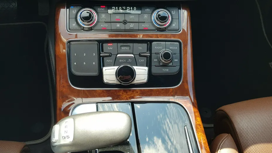 AUDI A8 -