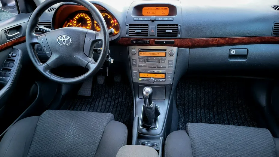 TOYOTA Avensis -