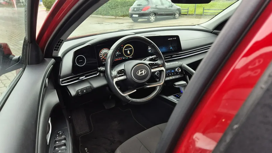 HYUNDAI Elantra -