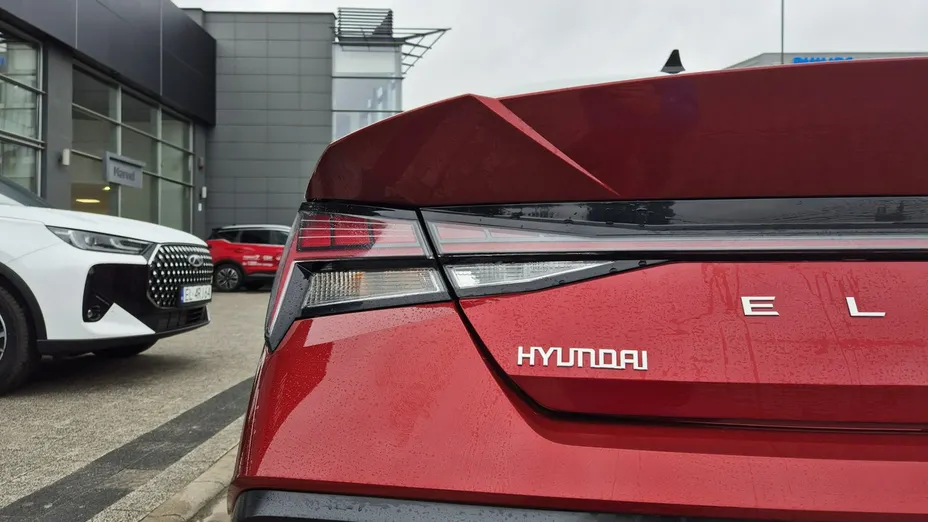 HYUNDAI Elantra -