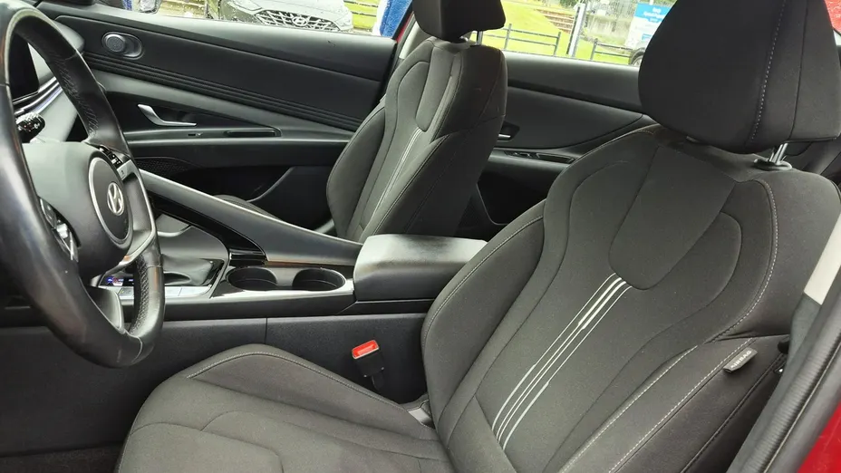HYUNDAI Elantra -