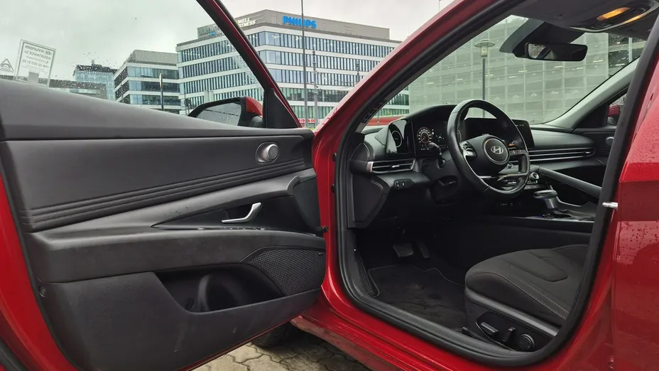 HYUNDAI Elantra -