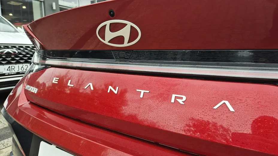 HYUNDAI Elantra -