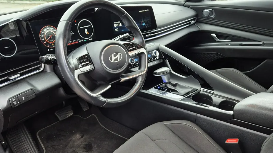 HYUNDAI Elantra -