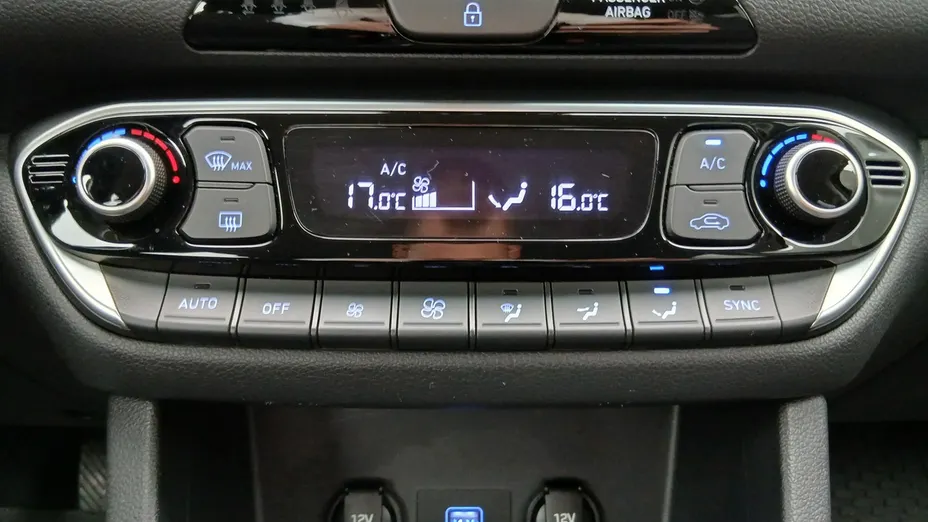 HYUNDAI i30 -