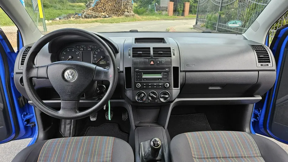 VOLKSWAGEN Polo -