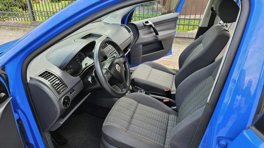 VOLKSWAGEN Polo -