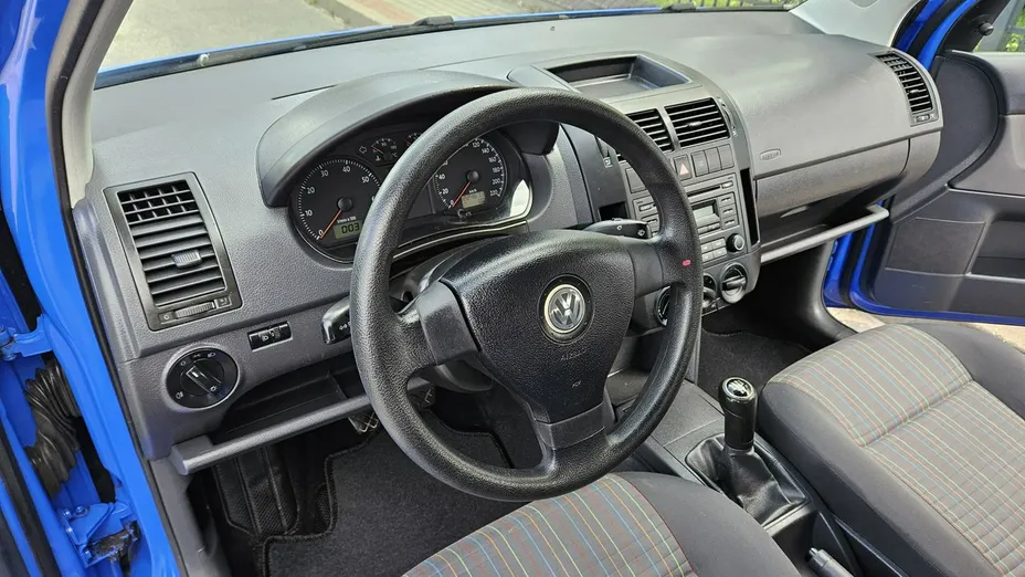 VOLKSWAGEN Polo -