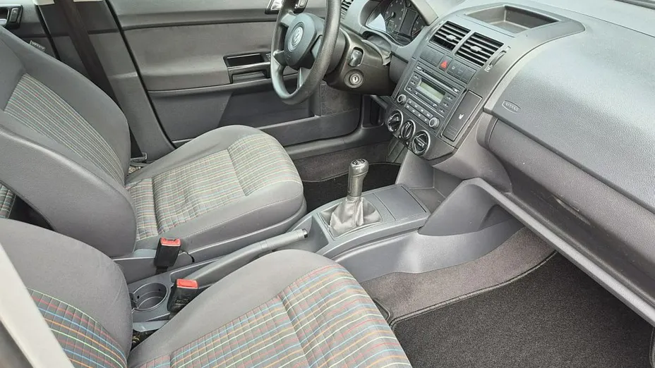 VOLKSWAGEN Polo -