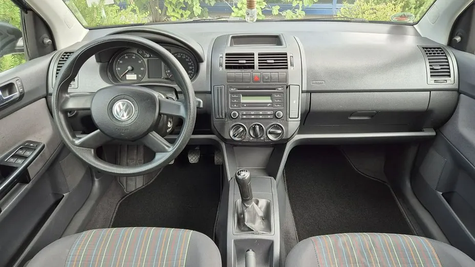 VOLKSWAGEN Polo -