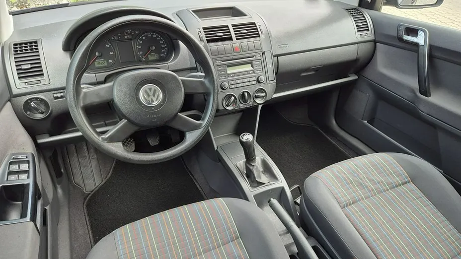 VOLKSWAGEN Polo -