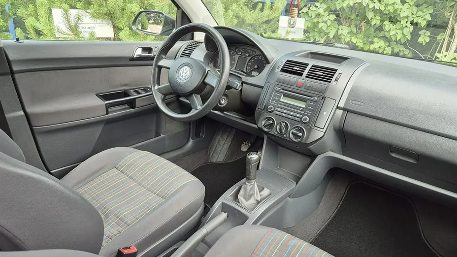 VOLKSWAGEN Polo -