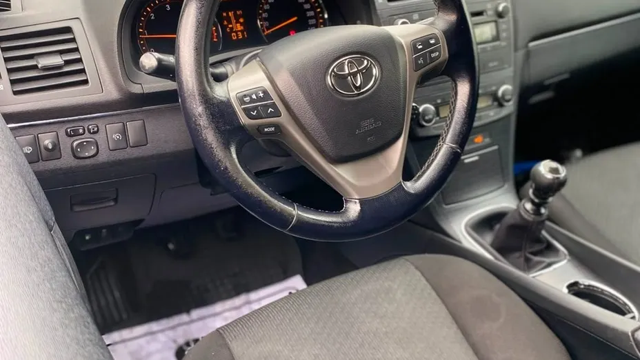 TOYOTA Avensis -