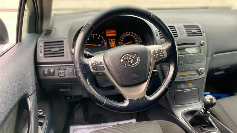 TOYOTA Avensis -