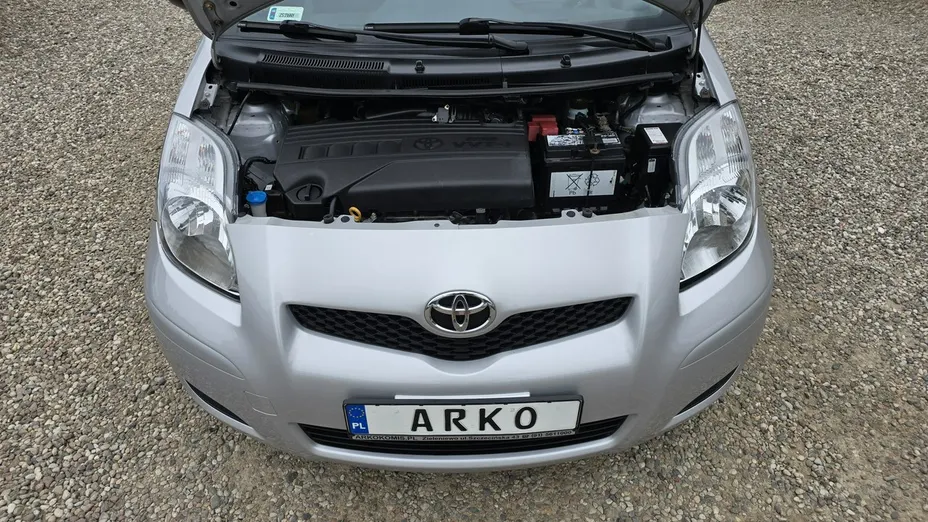 TOYOTA Yaris -