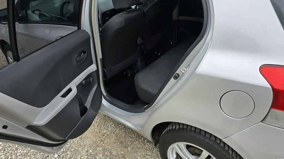 TOYOTA Yaris -