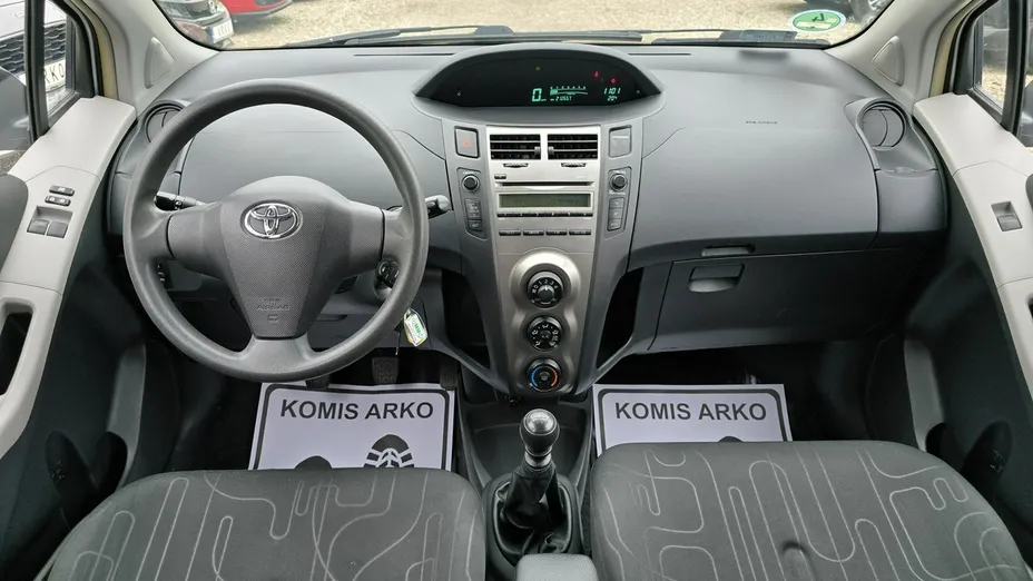 TOYOTA Yaris -