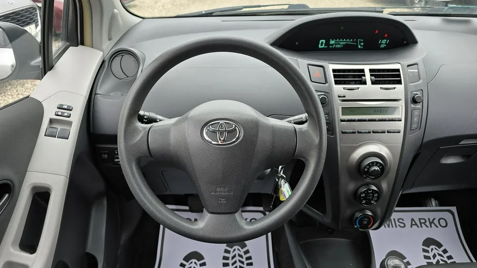 TOYOTA Yaris -