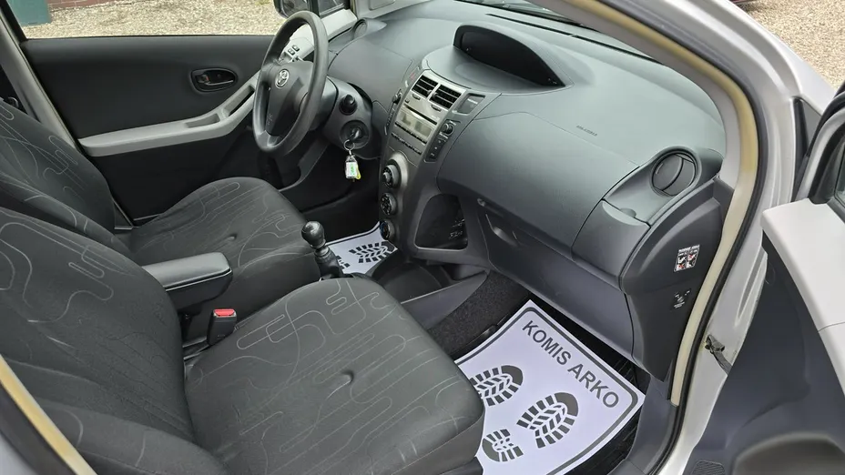 TOYOTA Yaris -
