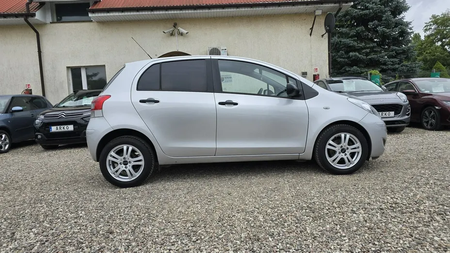 TOYOTA Yaris -