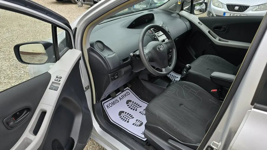 TOYOTA Yaris -